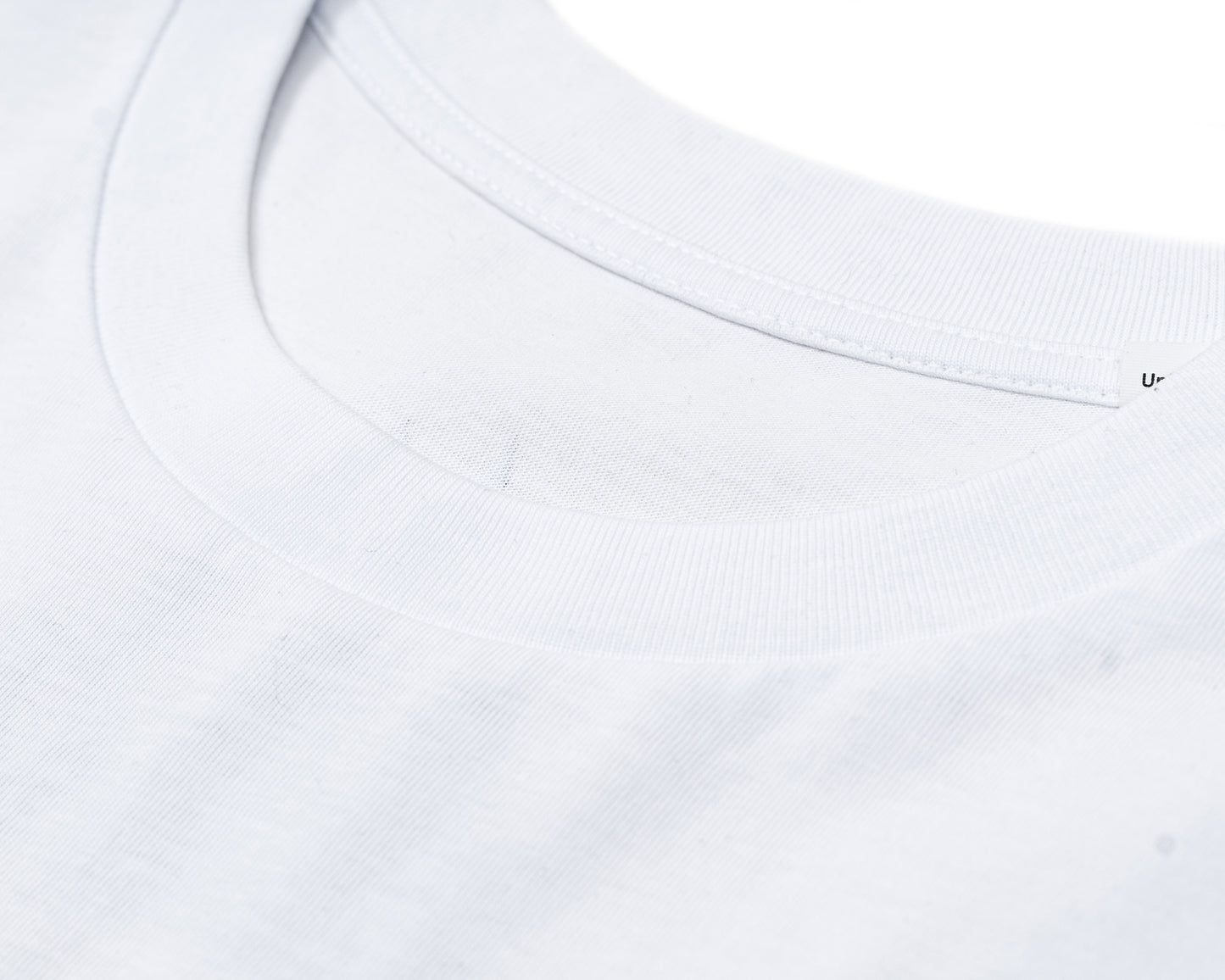 Valge põhjusliku teemaga T-särk