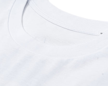 Valge põhjusliku teemaga T-särk