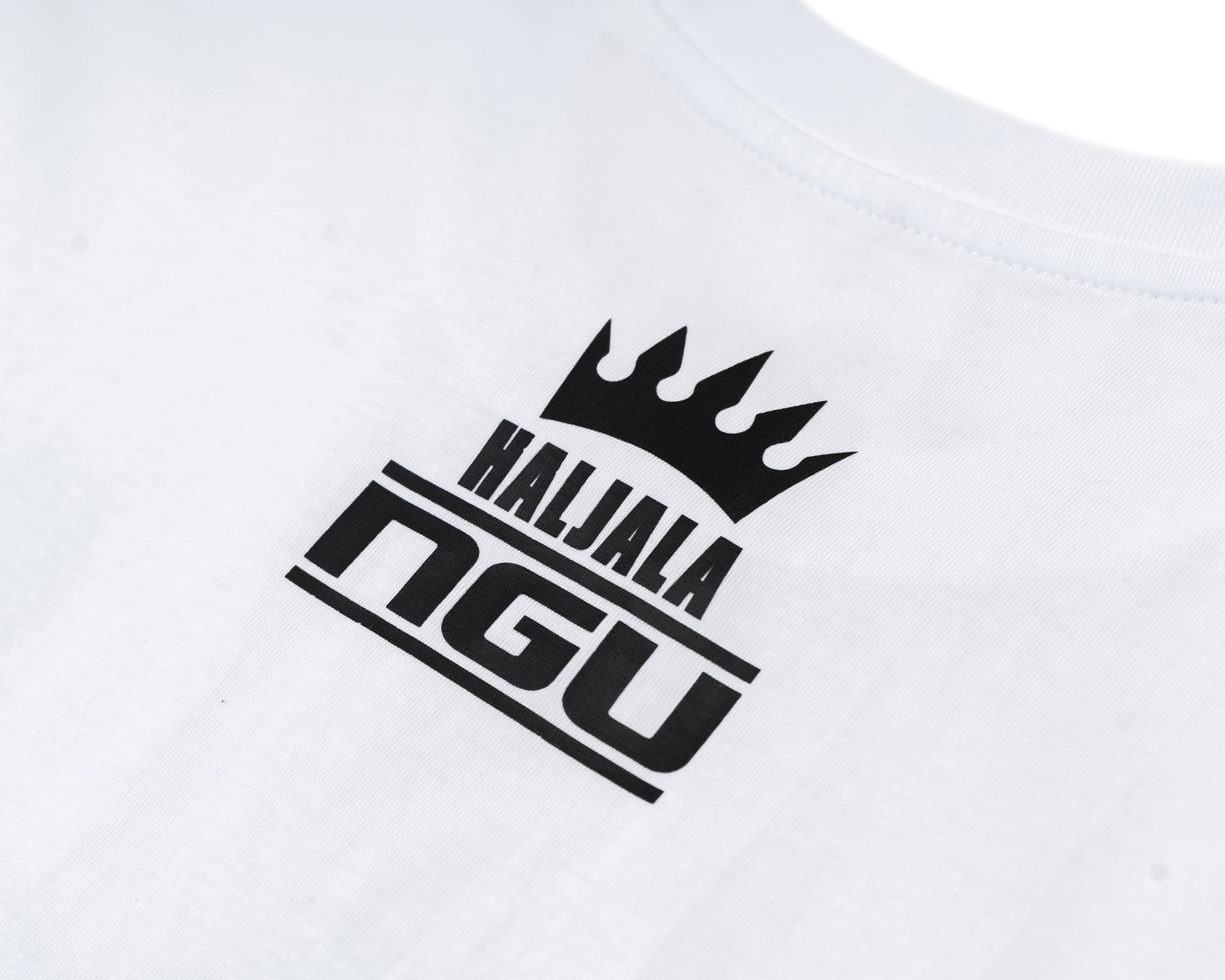 Valge põhjusliku teemaga T-särk