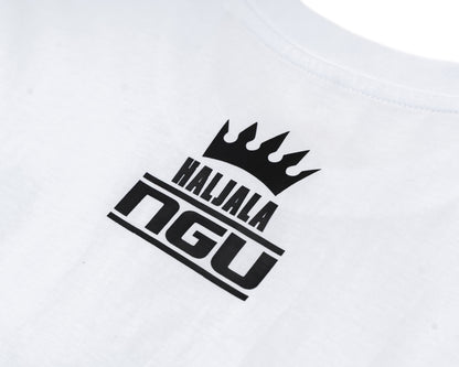 Valge põhjusliku teemaga T-särk